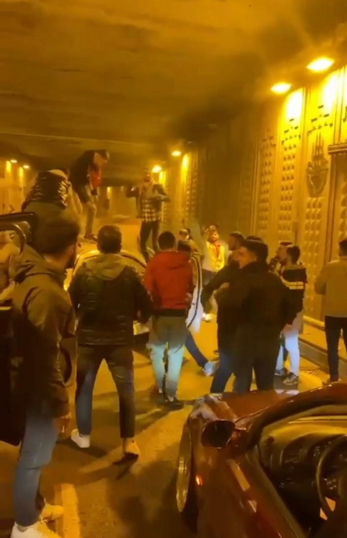 İstanbul'da 2 farklı noktada tüneli kapatarak asker eğlencesi yaptılar