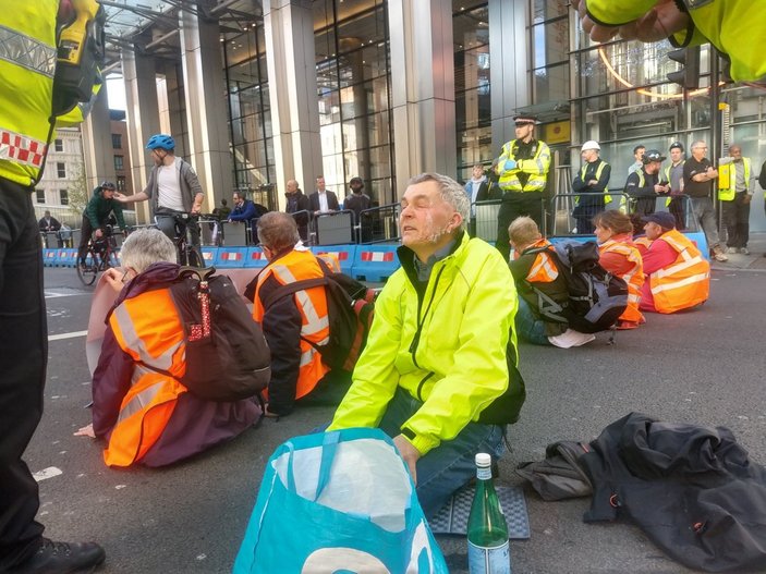 İngiltere'de yapıştırıcılı çevre protestosu