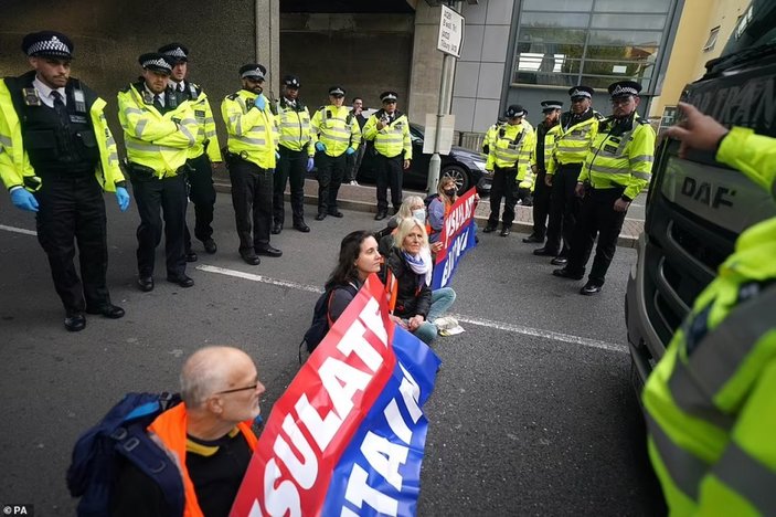 İngiltere'de yapıştırıcılı çevre protestosu