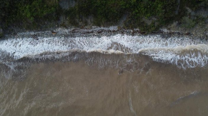 Kastamonu'da yaşanan sel felaketinin ardından denizde doğal mendirek oluştu