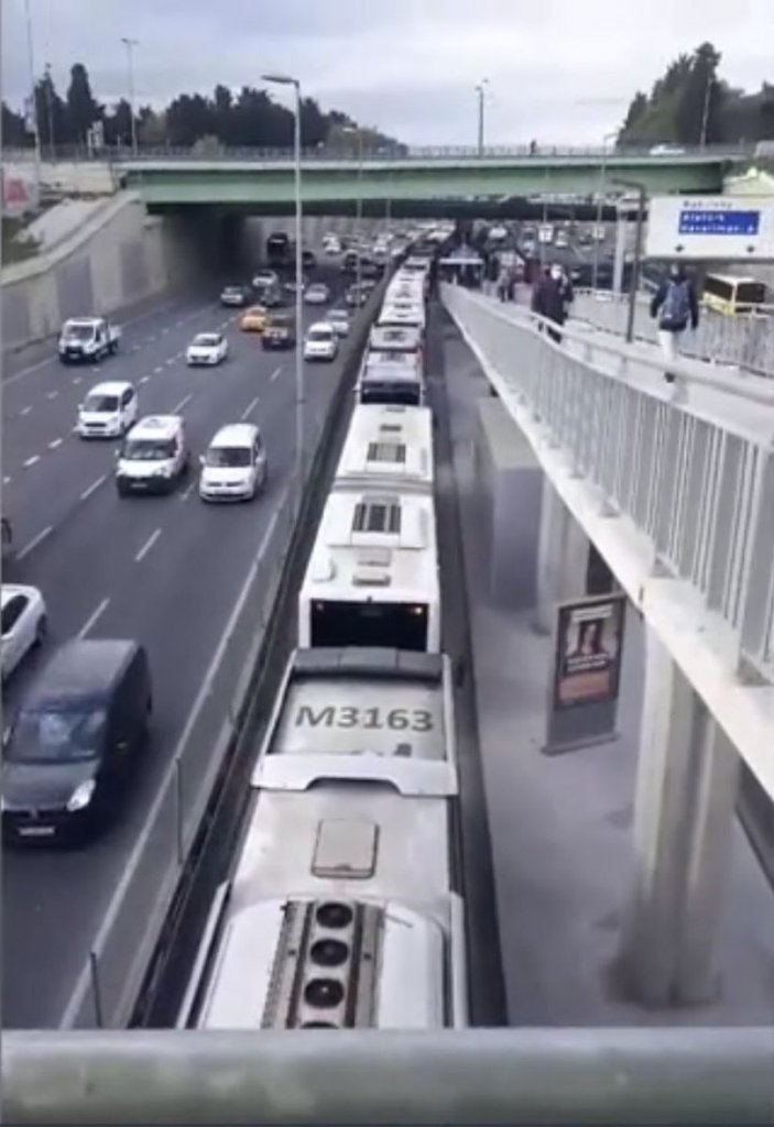 Edirnekapı’da arızalanan metrobüs, araç kuyruğu oluşturdu