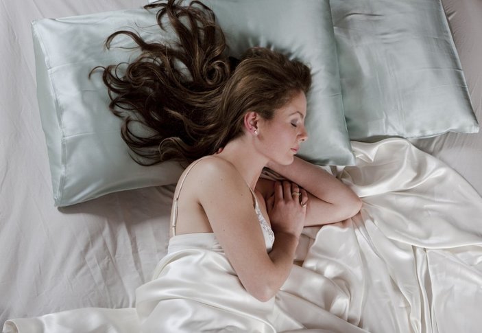 Yatmadan uygulamanız gereken 4 saç bakım rutini