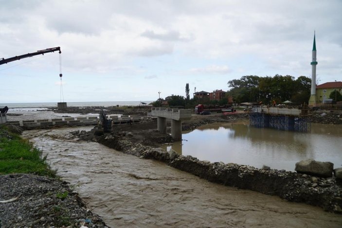 Kastamonu'da yaşanan sel felaketinin ardından denizde doğal mendirek oluştu