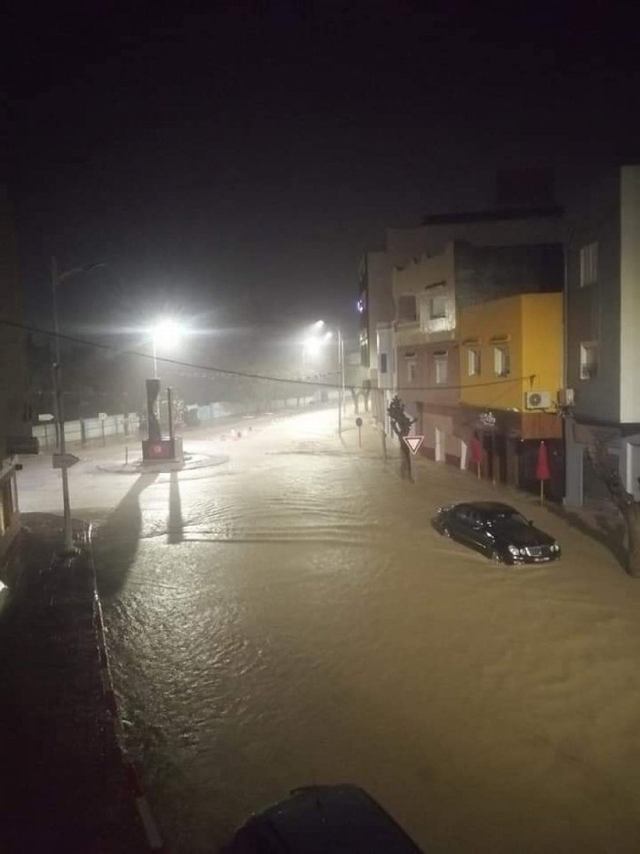 Tunus'taki sel felaketi 3 canı aldı