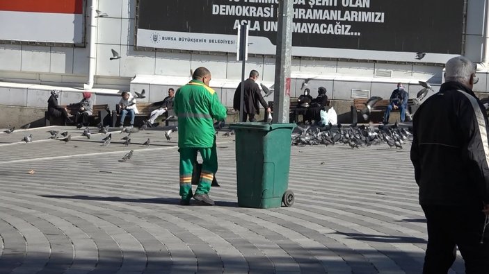 Bursa'da temizlik görevlisi bulduğu para dolu çantayı sahibine teslim etti