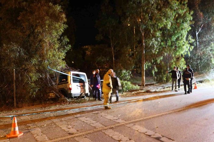 İzmir’de otomobil ağaca çarptı: 1 ölü, 2 yaralı
