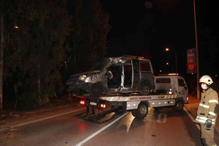 İzmir’de otomobil ağaca çarptı: 1 ölü, 2 yaralı