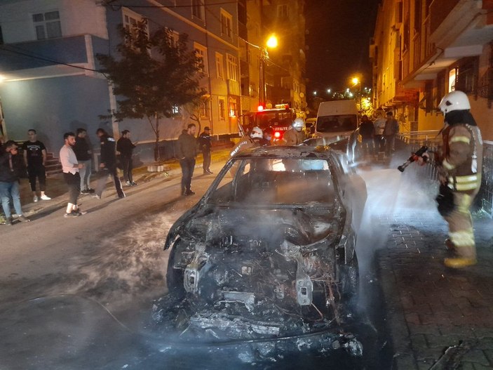 Sultangazi'de park halindeki otomobil yanarak küle döndü