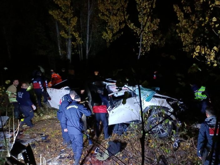 Tokat'ta kamyonet 100 metreden uçuruma yuvarlandı: 3 ölü, 1 yaralı