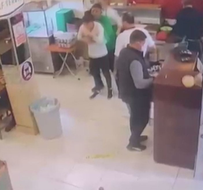 Konya'da soluk borusuna ekmek kaçan müşteriyi, çalışanın müdahalesi kurtardı