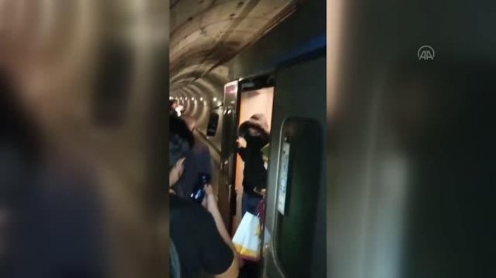 Yenikapı-Kirazlı metrosu arızalandı, yolcular tünelde yürüdü