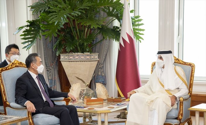 Katar Emiri, Çin Dışişleri Bakanı Vang Yi ile görüştü