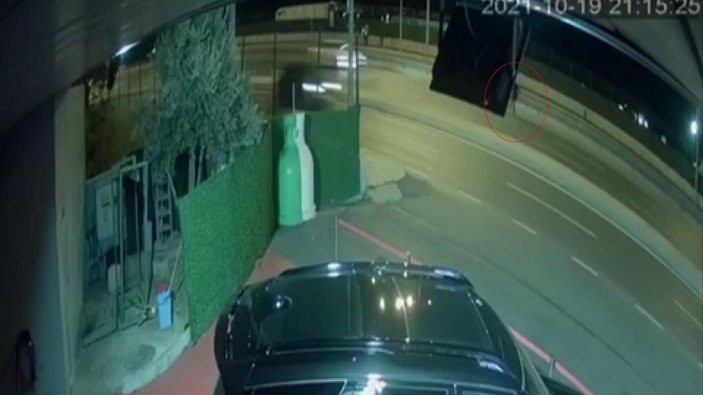 Zeytinburnu’nda otomobil, karşıya geçen kadını havaya savurdu
