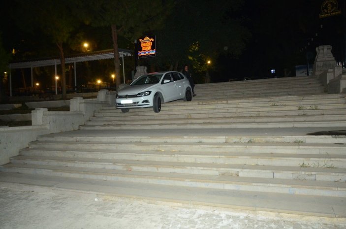 Antalya'da navigasyona uydu, parkın merdivenlerinde asılı kaldı