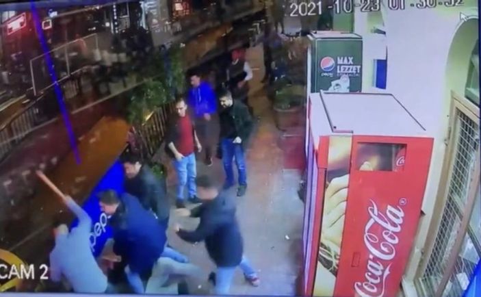 i Beyoğlu'nda güven timleri, yakaladığı şüpheliyi linçten kurtardı