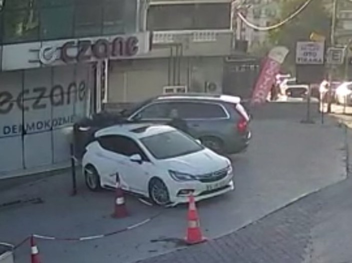 Arnavutköy'de fren yerine gaza bastı, eczanenin duvarına çarptı