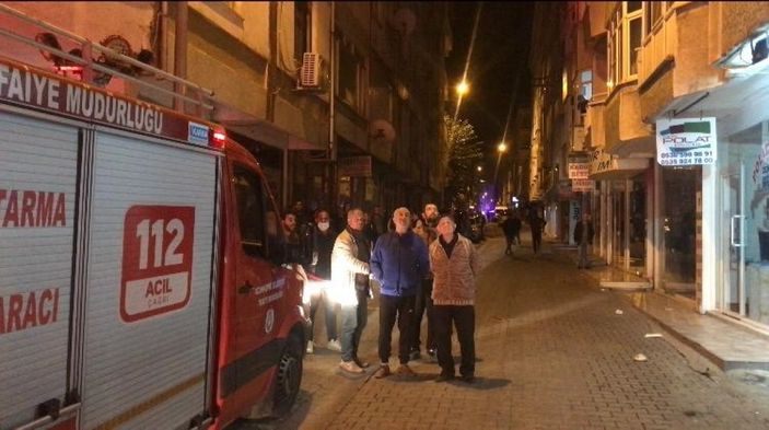 Edirne'de bir binanın çatı katında meydana gelen yangın söndürüldü