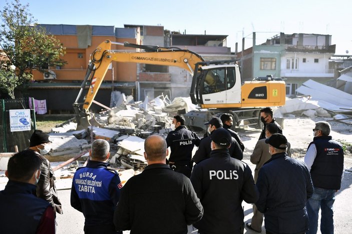 Bursa’da, elektrik direkli kaçak iş yeri yıkıldı