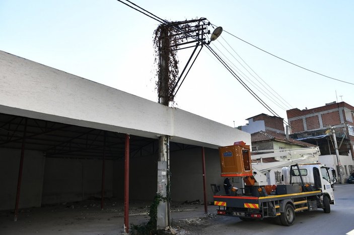 Bursa’da, elektrik direkli kaçak iş yeri yıkıldı