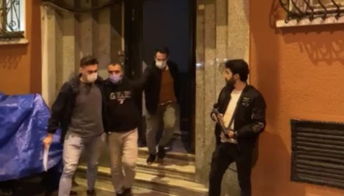 i Beyoğlu'nda güven timleri, yakaladığı şüpheliyi linçten kurtardı
