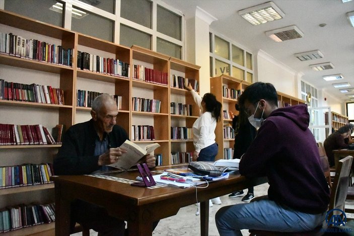 79 yaşındaki kitap kurdu Hacı Ahmet Gönen, öğrencilere örnek oluyor