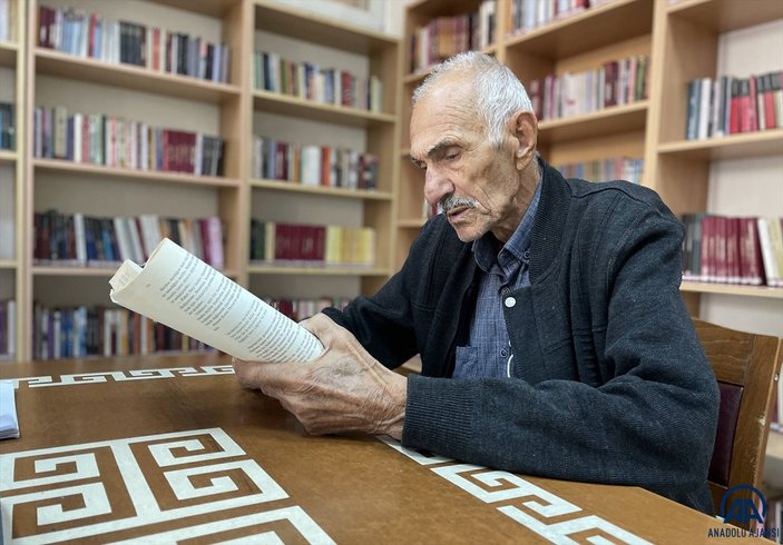 79 yaşındaki kitap kurdu Hacı Ahmet Gönen, öğrencilere örnek oluyor