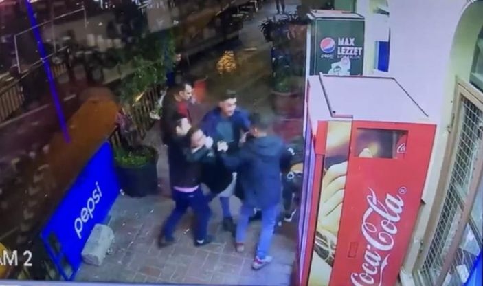 i Beyoğlu'nda güven timleri, yakaladığı şüpheliyi linçten kurtardı