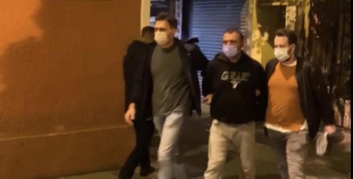 i Beyoğlu'nda güven timleri, yakaladığı şüpheliyi linçten kurtardı