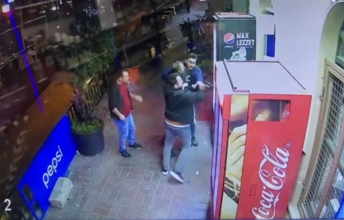 i Beyoğlu'nda güven timleri, yakaladığı şüpheliyi linçten kurtardı