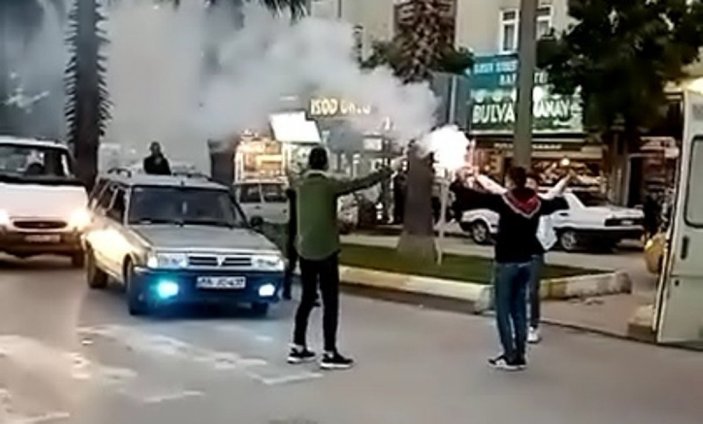 Samsun'da asker eğlencesi yapan grup yolu kapatıp oyun oynadı