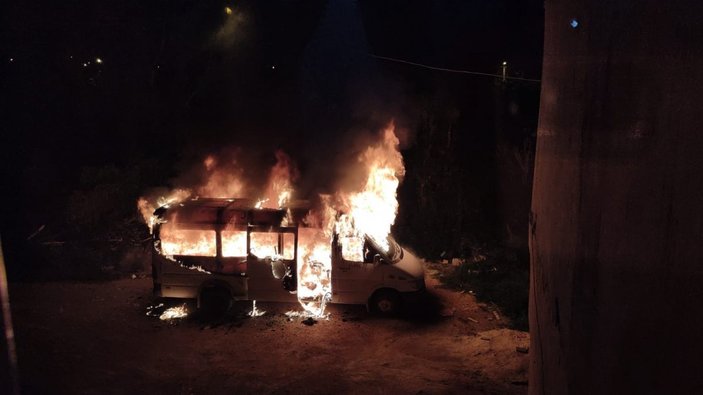 Hatay’da öğrenci servisi kundaklandı