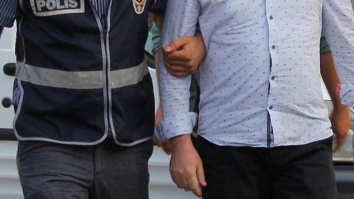 İzmir'de FETÖ operasyonu: 2 tutuklama