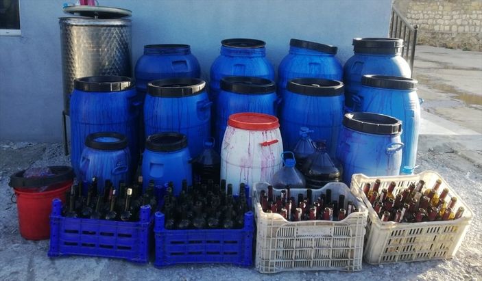 a Çanakkale'de yüzlerce litre sahte içki ele geçirildi