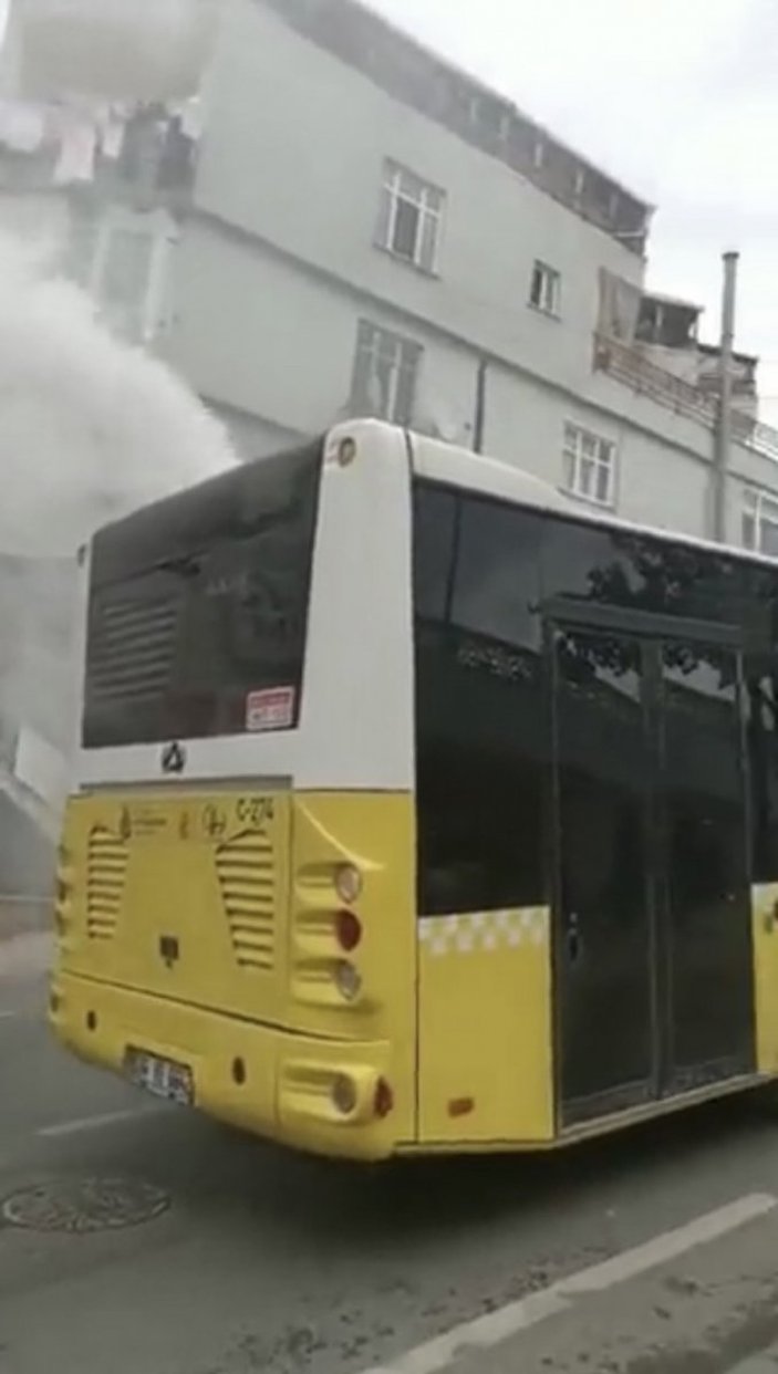 Üsküdar’da İETT otobüsü dumanlar içerisinde ilerledi