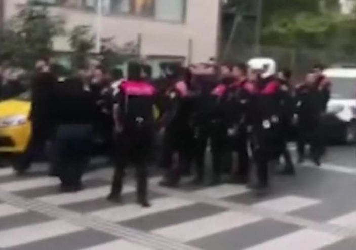 İstanbul'da moto kuryenin akrabaları, kazanın ardından taksiciye saldırdı