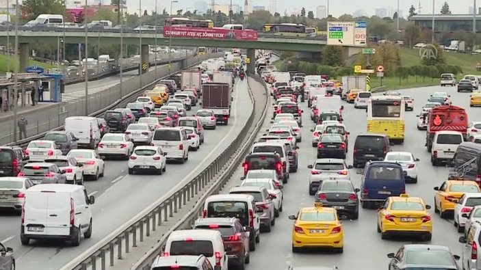 Yarım günlük mesai, İstanbul'da trafiği olumsuz etkiledi