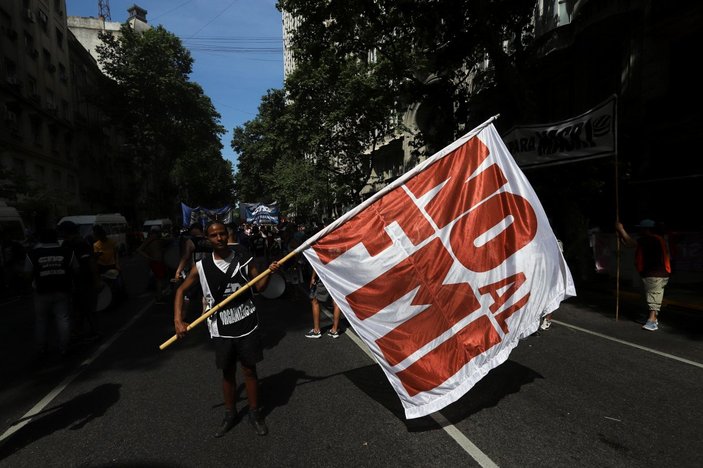 Arjantin'de yüzlerce kişi sokağa döküldü