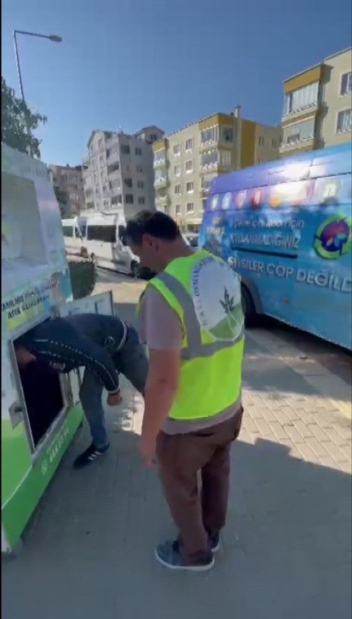 Bursa'da eşinin eski eşya kumbarasına attığı cüzdanı böyle buldu