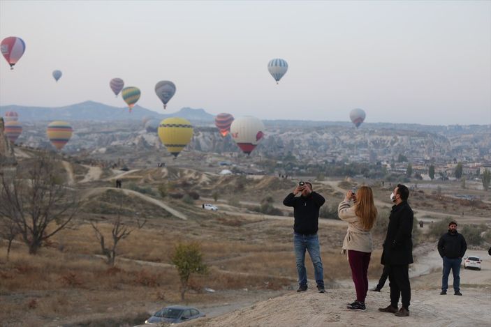 Kapadokya'da balonlar Türk bayrakları ve Atatürk posteri ile uçtu