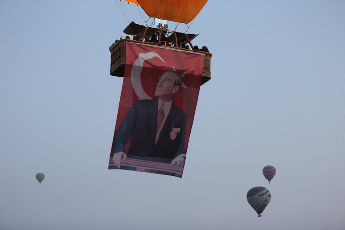 Kapadokya'da balonlar Türk bayrakları ve Atatürk posteri ile uçtu