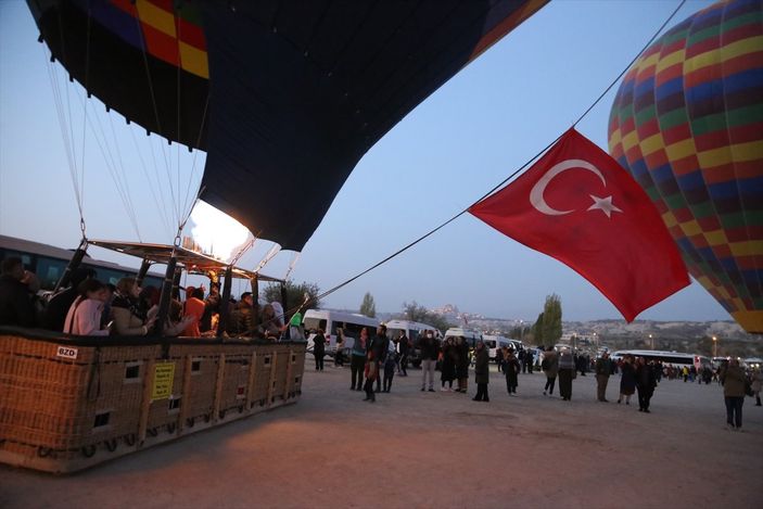 Kapadokya'da balonlar Türk bayrakları ve Atatürk posteri ile uçtu