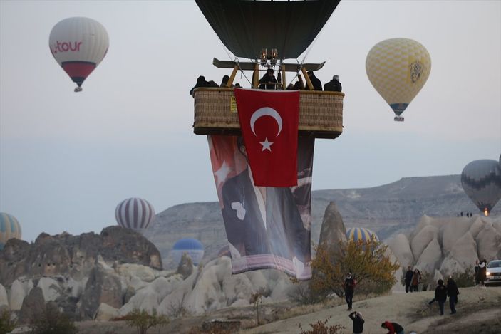 Kapadokya'da balonlar Türk bayrakları ve Atatürk posteri ile uçtu