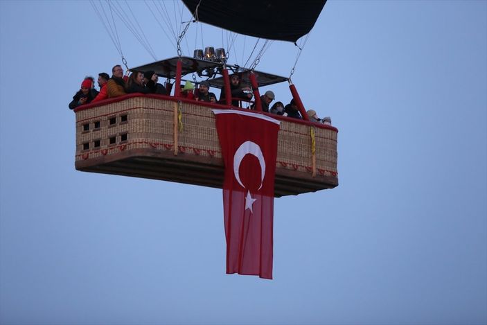 Kapadokya'da balonlar Türk bayrakları ve Atatürk posteri ile uçtu