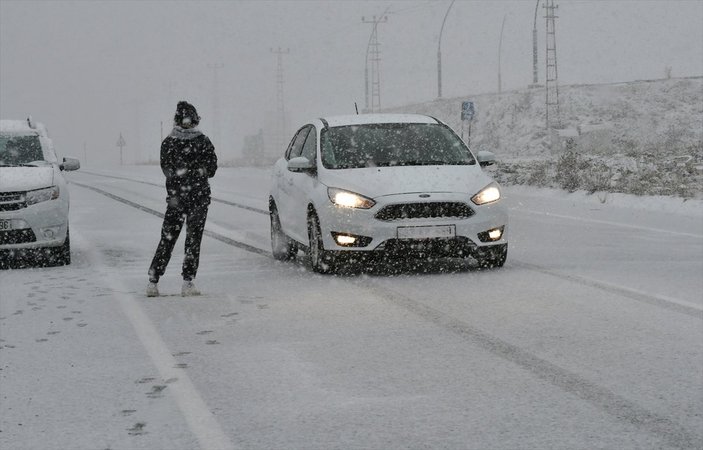 Kars ve Ardahan'da kar yağışı etkili oluyor