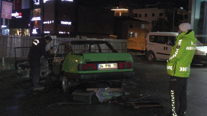 İstanbul'da seyir halindeki araç yandı