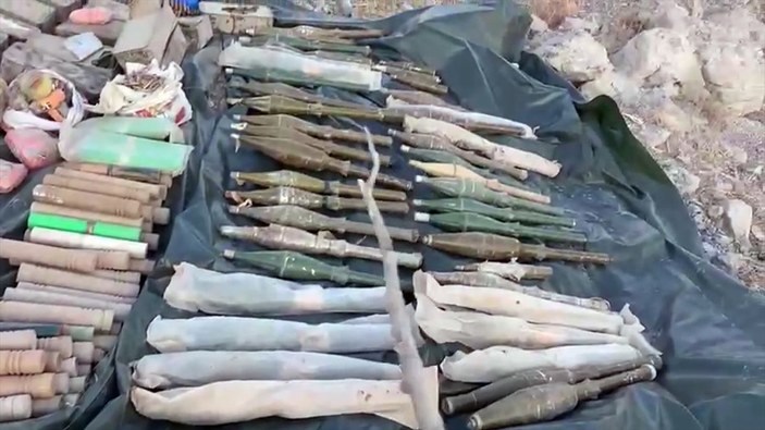 Avaşin'de 4 terörist silahlarını bırakarak teslim oldu