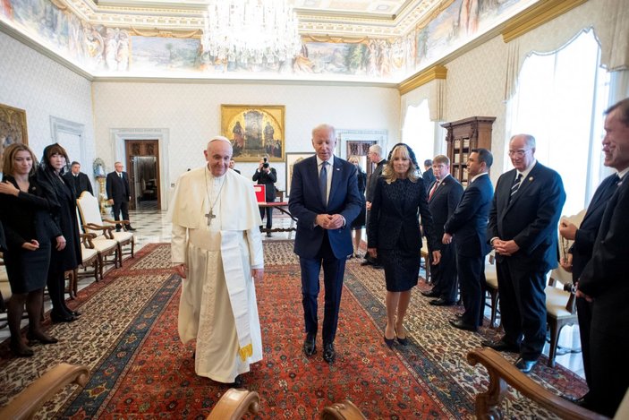 Joe Biden, Papa'nın eline bozuk para sıkıştırdı
