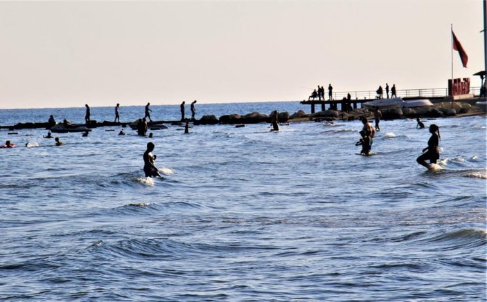Mersin'de yazdan kalma günler: Vatandaşlar denize girdi