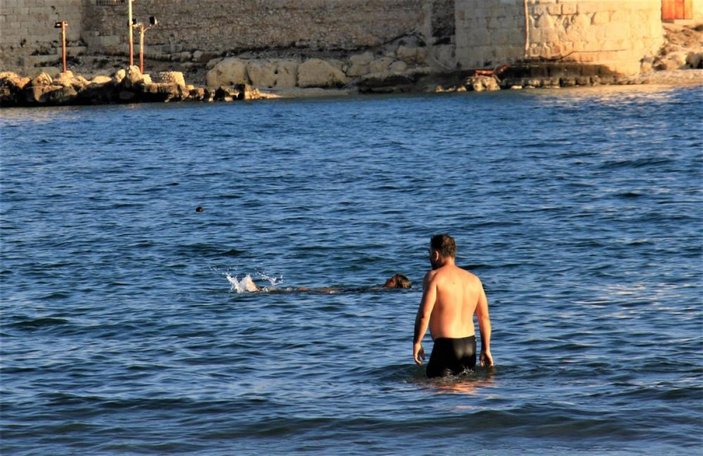 Mersin'de yazdan kalma günler: Vatandaşlar denize girdi