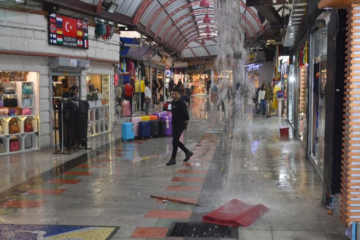 d Marmaris'te sağanak yağış etkili oldu